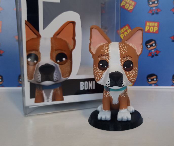Hero Pop Mascota Personalizada – perro marrón y blanco con collar azul, frontal con caja