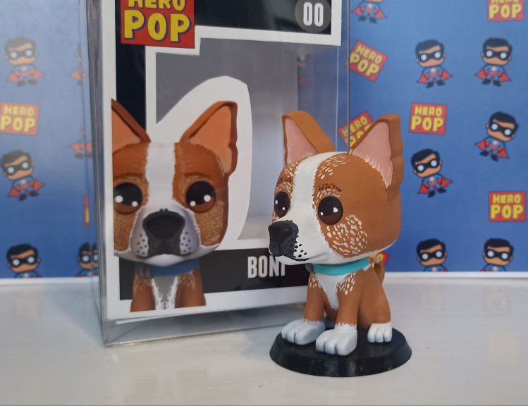 Hero Pop Mascota Personalizada – perro marrón y blanco con collar azul, lateral con caja