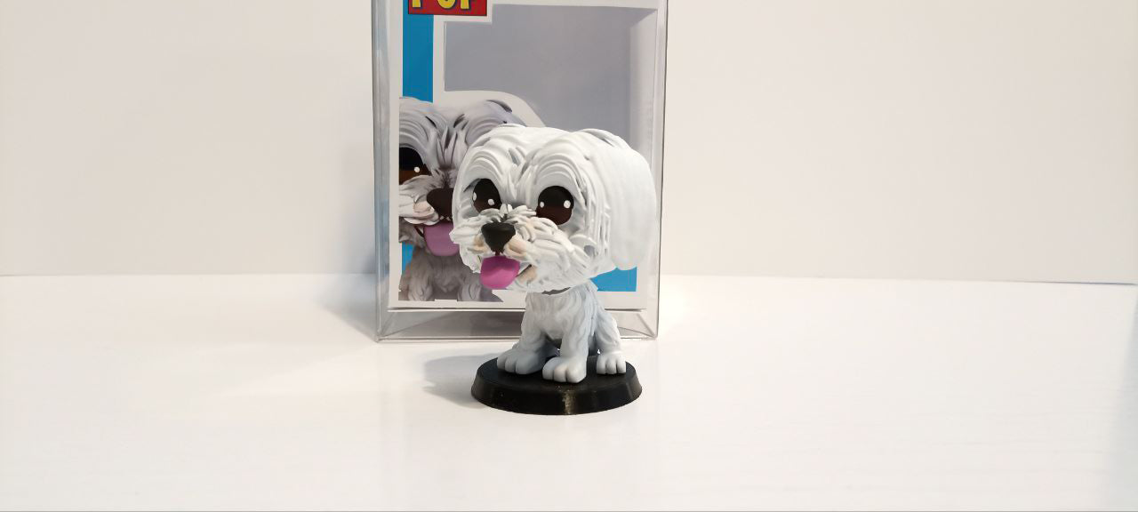 Hero Pop Mascota Personalizada – perro blanco sobre peana, vista de tres cuartos con caja