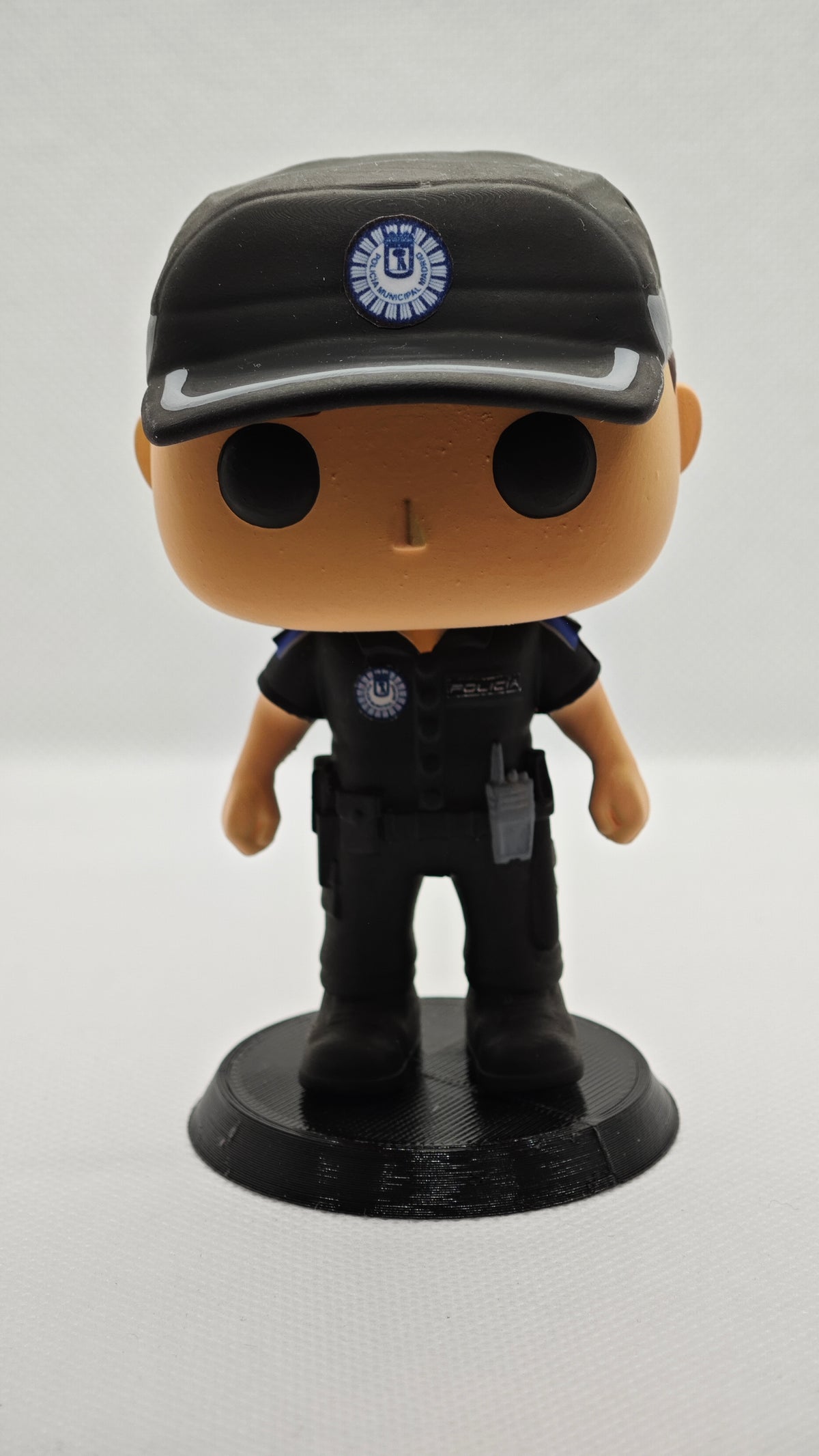 Hero Pop Policía Municipal Madrid Hombre – gorra y emisora, frontal sobre peana