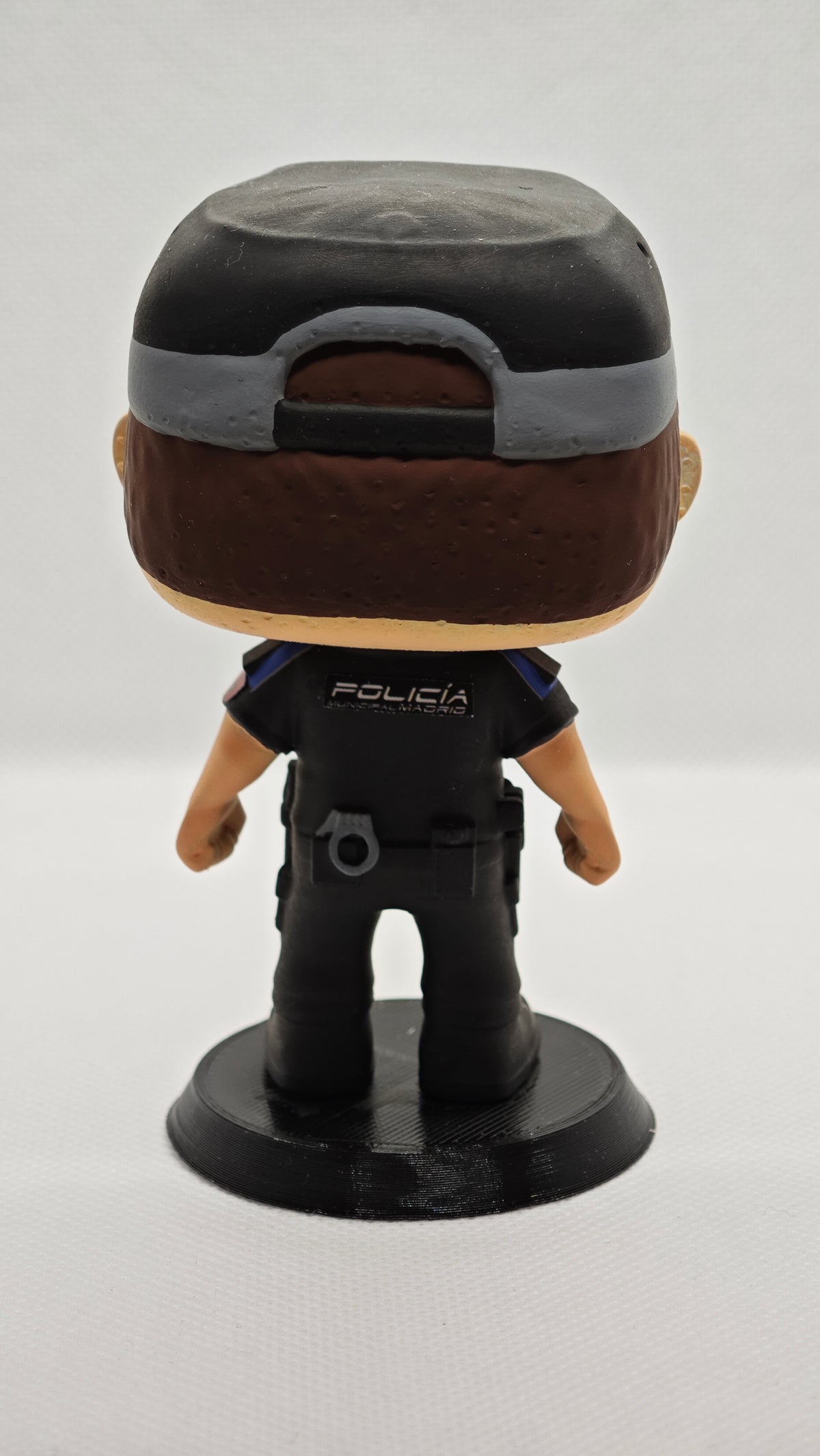 Hero Pop Policía Municipal Madrid Hombre – gorra y esposas, vista trasera sobre peana