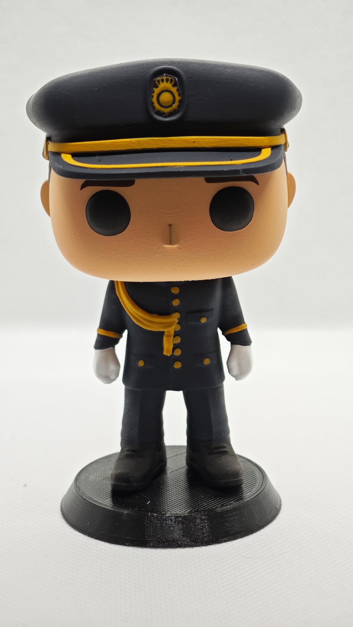Hero Pop Policía Nacional Gran Gala Hombre – gorra y cordón dorado, frontal sobre peana
