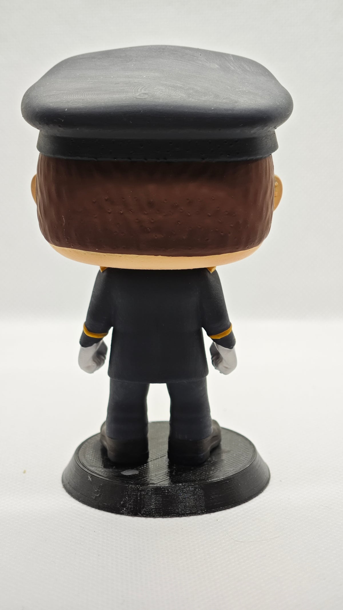 Hero Pop Policía Nacional Gala Hombre – gorra y guantes, vista trasera sobre peana