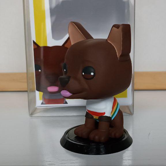 Hero Pop Mascota Personalizada – perro marrón con pañuelo multicolor, lateral con caja